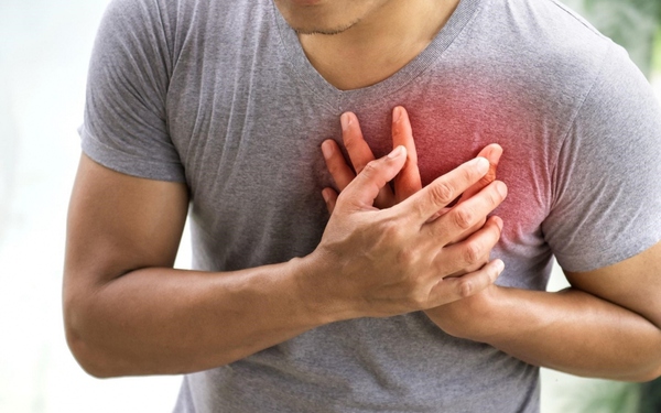 Ngực đau thắt: Những người bị suy tim nếu gắng sức thì sẽ thường xuyên bị đau ngực trái trước tim hoặc có cảm giác tức và nặng ngực, ngực như bị thắt nghẹn và bị ép. Rất ít khi bệnh nhân suy tim có hiện tượng đau nhói ngực như dao đâm. Ảnh minh họa