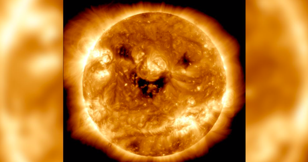 Mặt trời cười trong bức ảnh của NASA