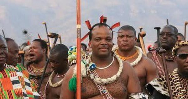 Quốc vương Mswati III (đứng giữa). Ảnh: ST
