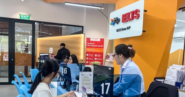 Thí sinh nhận phiếu điểm thi IELTS tại IDP Hai Bà Trưng (quận 1, TP.HCM) trưa 10-11 - Ảnh: PHƯƠNG QUYÊN