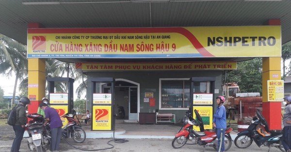 Người dân chờ mua xăng dầu trong bối cảnh khan hiếm nguồn cung. Người dân chờ mua xăng dầu trong bối cảnh khan hiếm nguồn cung.