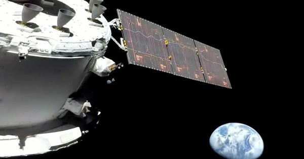 Trái đất được chụp từ tàu vũ trụ Orion. Ảnh: NASA Trái đất được chụp từ tàu vũ trụ Orion. Ảnh: NASA