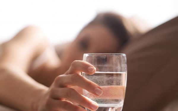 Uống nước trước khi đi ngủ
Uống nước trước khi đi ngủ là một thói quen tốt cho sức khỏe và giấc ngủ của bạn. Đây là cách giúp cơ thể bạn được cung cấp đủ nước và giúp kích thích quá trình trao đổi chất, tăng cường sức đề kháng và hỗ trợ hệ tiêu hóa. Hãy để cho giấc ngủ của bạn trở nên thật thoải mái và sáng rõ sau khi uống một ly nước trước khi đi ngủ.