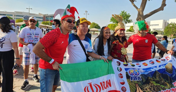 Du khách Việt cùng cổ động viên các nước ở Doha, Qatar - Ảnh: H.K.