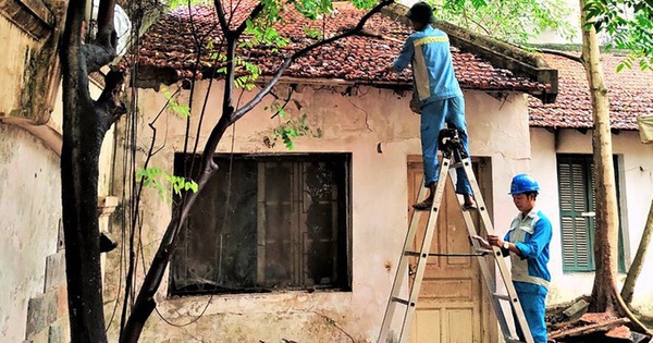 Công nhân dọn rác tại biệt thự 12 Nguyễn Chế Nghĩa - Ảnh: UBND phường Hàng Bài Công nhân dọn rác tại biệt thự 12 Nguyễn Chế Nghĩa - Ảnh: UBND phường Hàng Bài