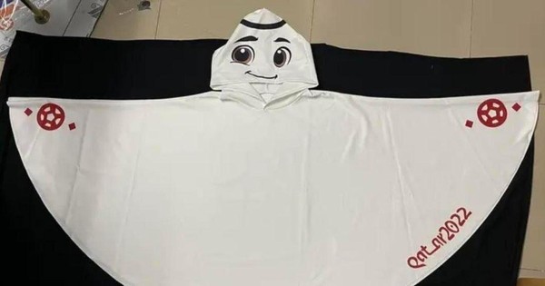 Áo choàng nhân vật La'eeb dù có giá cao nhưng vẫn được người hâm mộ bóng đá quan tâm. (Ảnh: gsfhsrt) Áo choàng nhân vật La'eeb dù có giá cao nhưng vẫn được người hâm mộ bóng đá quan tâm. (Ảnh: gsfhsrt)