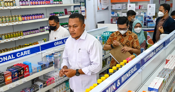 Giới chức y tế và cảnh sát Indonesia đã mở các cuộc điều tra một số công ty dược phẩm nội địa sản xuất loại siro ho nghi liên quan các trường hợp AKI ở trẻ em - Ảnh: AFP