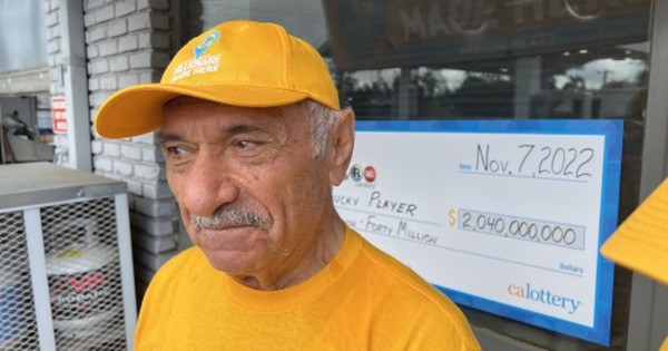 Ông Joseph Chahayed, chủ sở hữu trạm xăng Trung tâm dịch vụ Joe, đã được thưởng 1 triệu USD. Ảnh: Pasadena Star-News