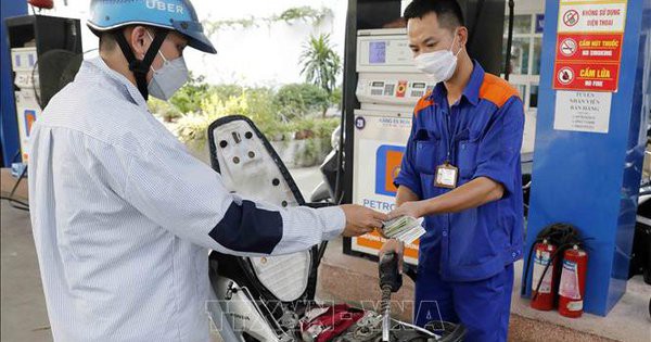 Mua bán xăng, dầu tại một điểm bán lẻ xăng, dầu trên địa bàn Hà Nội. Ảnh minh họa: Trần Việt/TTXVN Mua bán xăng, dầu tại một điểm bán lẻ xăng, dầu trên địa bàn Hà Nội. Ảnh minh họa: Trần Việt/TTXVN