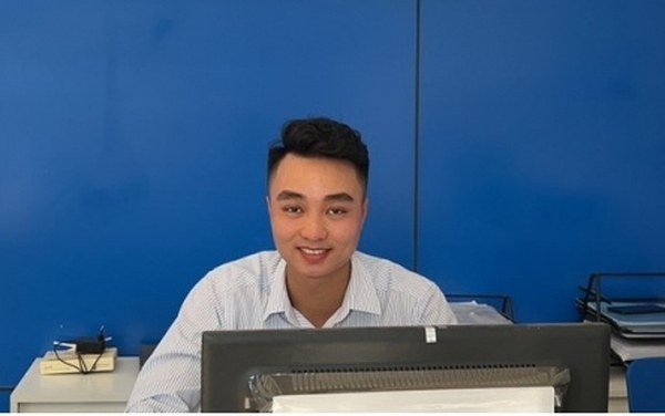 Anh Lê Thanh Tùng - người nhặt được 550 triệu đồng trả lại cho người đánh rơi. Ảnh: Hồng Vân. Anh Lê Thanh Tùng - người nhặt được 550 triệu đồng trả lại cho người đánh rơi. Ảnh: Hồng Vân.