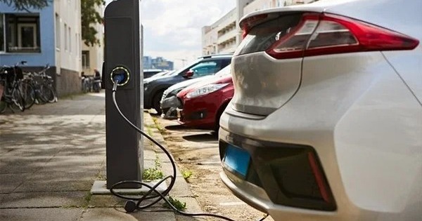 Với các quốc gia có hệ thống điện phụ thuộc, việc sạc xe điện cũng gây ra nhiều áp lực. Với các quốc gia có hệ thống điện phụ thuộc, việc sạc xe điện cũng gây ra nhiều áp lực.