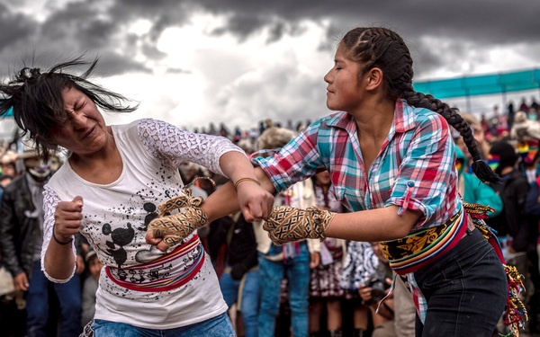 Phong tục đánh nhau chấm dứt mọi hận thù, từ cướp người yêu đến tranh chấp  tài sản nhằm đón năm mới của người Peru