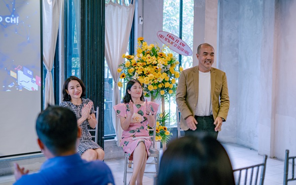 Chị Nguyễn Minh Hương - CEO - Golden Communication Group, chị Nguyễn Thị Cẩm Vân, PGĐ - Công ty Cổ phần Fafilm Thành Phố Hồ Chí Minh; anh Quốc Thuận - Đạo diễn phim, nhà sáng tạo nội dung trong buổi workshop ngày 27/2 vừa qua. Chị Nguyễn Minh Hương - CEO - Golden Communication Group, chị Nguyễn Thị Cẩm Vân, PGĐ - Công ty Cổ phần Fafilm Thành Phố Hồ Chí Minh; anh Quốc Thuận - Đạo diễn phim, nhà sáng tạo nội dung trong buổi workshop ngày 27/2 vừa qua.