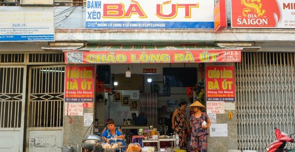 This 80 year old porridge shop still retains its taste, cooked in a pot made of 2 aluminum pans