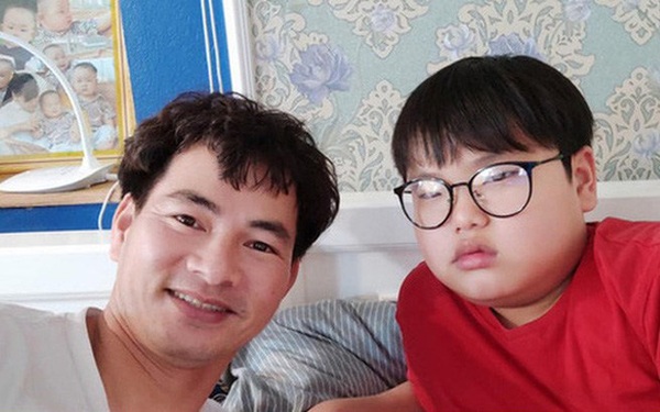 Xuan Bac’s son cried and apologized to his mother after loudly checking Facebook