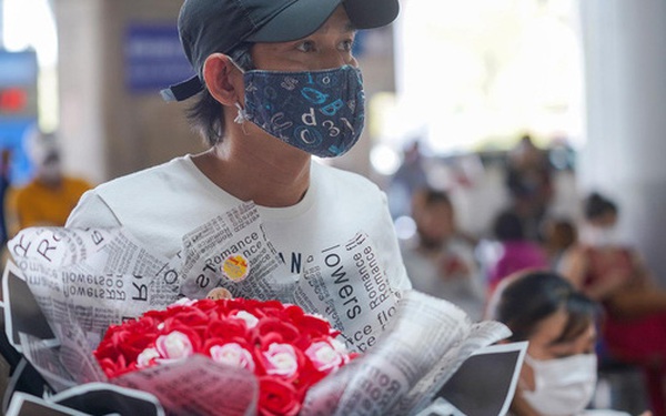 Exploding emotions at Tan Son Nhat airport on the first day of reopening international routes