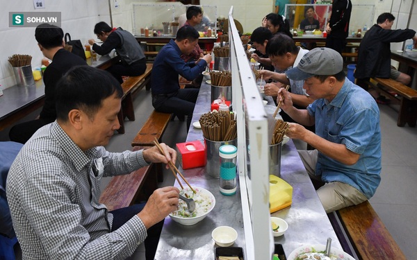 Hanoi removes the rule that restaurants close before 9pm every day