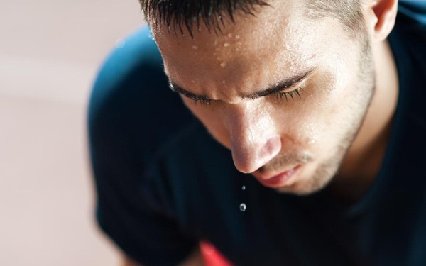 Men who see unusual sweating be careful 7 serious diseases