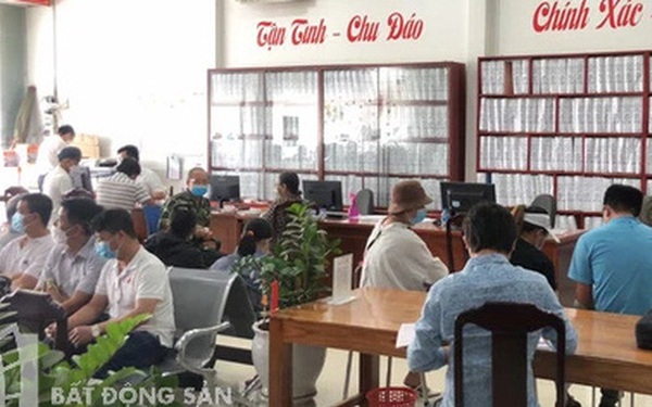 Going to notarize land from 7 a.m. to noon is still not the turn, what do you see at the land notary offices of neighboring provinces in Saigon?