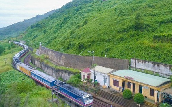 What does Vietnam benefit from the Vientiane railway?