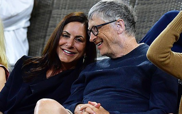 Having just been accused of adultery by his ex-wife, billionaire Bill Gates has repeatedly publicly appeared in love with a mysterious new woman, causing a stir in public opinion.