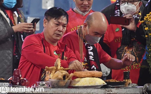 Fans offer chicken sticky rice at My Dinh Stadium, cheering on the Vietnamese team before the match with Oman