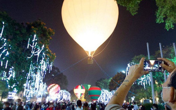 Hot air balloon congress right in the middle of Hanoi, it’s been a long time since Hoan Kiem walking street has been so crowded!
