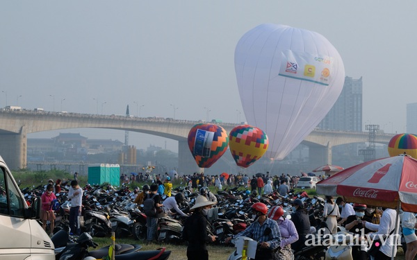 Red River beach “falls” when hundreds of people wear sunshine to attend the hot air balloon festival