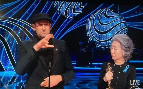 The first deaf actor to win an Oscar, but the most touching is the way ‘national grandmother’ Yuh Jung Youn presents the award very delicately