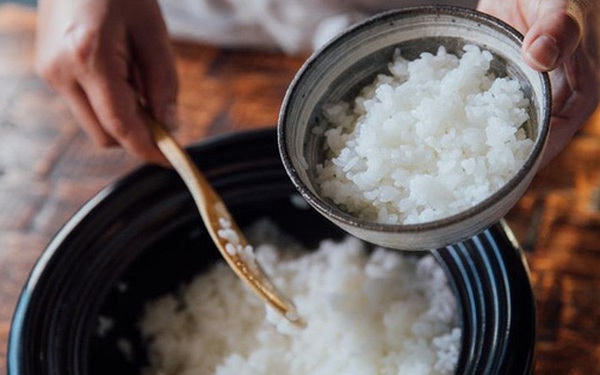 Bước 5: Ủ cơm trước khi ăn Kiểu ăn cơm gây bệnh ung thư cực nhanh, 90% người Việt đang phạm phải sai lầm mà không biết