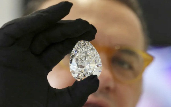 Auction for a white diamond the size of a chicken egg for $ 30 million