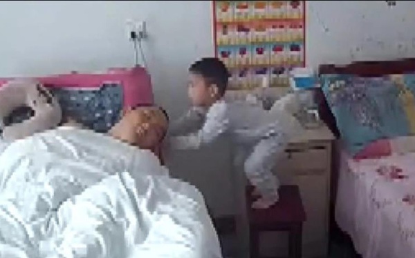 The video of a three-year-old boy taking care of his vegetal father caused a storm in the Chinese online community and the mother’s lesson to teach her children