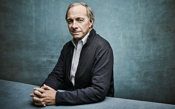 Ray Dalio: Vị tỷ phú mê vàng hơn tiền số, xây dựng nên quỹ phòng hộ lớn nhất thế giới nhờ chơi chứng khoán từ năm 12 tuổi