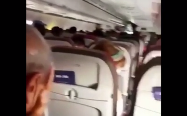 The plane caught fire had to make an emergency landing, hundreds of passengers panicked and prayed in the moment of life and death