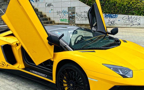 Just bought the first Lamborghini Aventador SV Roadster in Vietnam, the car owner is willing to spend a hundred million degrees on a golden detail under the car