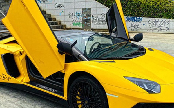 Vừa sắm Lamborghini Aventador SV Roadster đầu tiên Việt Nam, chủ xe chịu chơi chi hẳn trăm triệu độ một chi tiết vàng óng dưới gầm xe