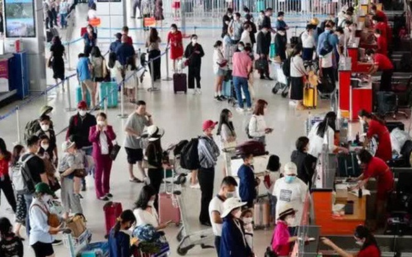 Noi Bai Airport, Hanoi Railway Station welcomed a record high number of passengers on the occasion of the Hung Kings Anniversary holiday