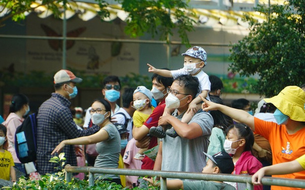 The Zoo and Botanical Garden “broken down”, parents and children jostled each other to cross the sea of ​​people to visit on the Hung Kings Anniversary celebration.