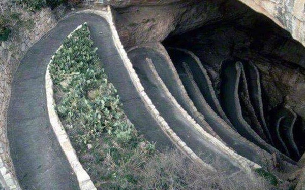 A close-up of the “road to hell” is so deep that it’s scary to see, overcoming fear will see a wonderful miracle!