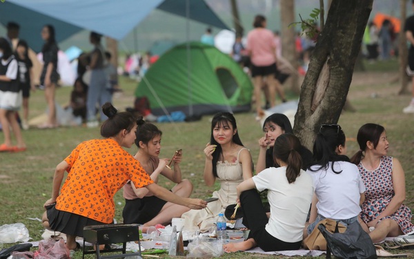 Crowded with people camping at Yen So Park on the last day of the holiday