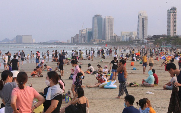 Da Nang beach is crowded with tourists on the last day of the holiday