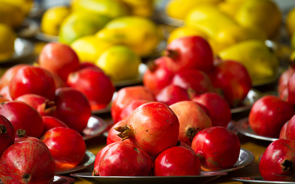 What kind of fruit should be displayed on the altar to attract luck and fortune?  Is it correct to display even or odd numbers?