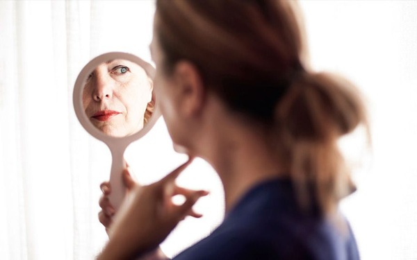 Doctor BV K instructs how to recognize SIGNALS of thyroid cancer from shaving and makeup