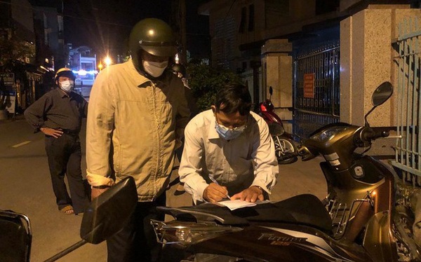 After Da Nang, it was the turn of Quang Ngai people at midnight to wait in long queues for land procedures