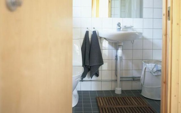 Should the bathroom door be closed after using it?  The answer is very simple but many people still do it wrong