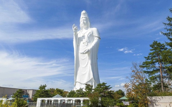 Visit the place where there is a giant statue of Guanyin, standing from any corner of the city, you can see such a magical scene as “The Bodhisattva’s epiphany”