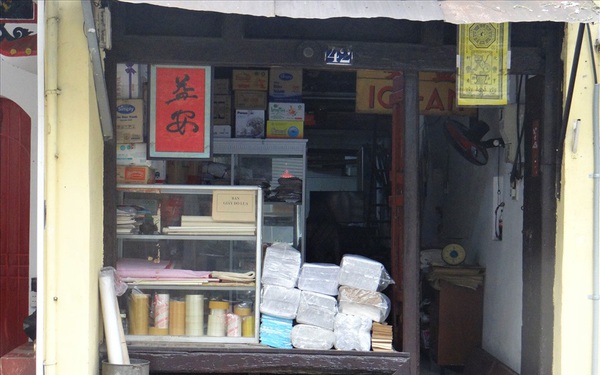 The only house selling dó paper over 130 years old in Hanoi’s old quarter, preserving both hand-painted dó paper with a sunken dragon pattern in the Nguyen Dynasty