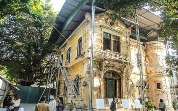Who will 600 old French villas in Hanoi sell to?