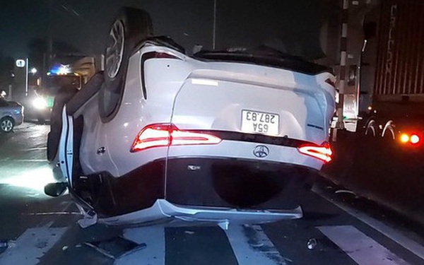 A series of cars collided on the highway of Ho Chi Minh City