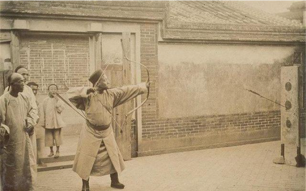 How brave were archers of the Qing Dynasty?  The last picture is far different from the movie